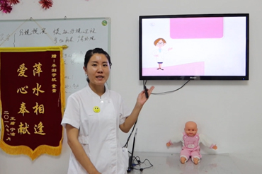 母乳喂养的姿势-半躺式