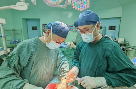 【危重症救治】攻坚克难显硬核实力！胡志朝主任领衔肝胆外科成功完成高难度肝门部胆管癌根治术